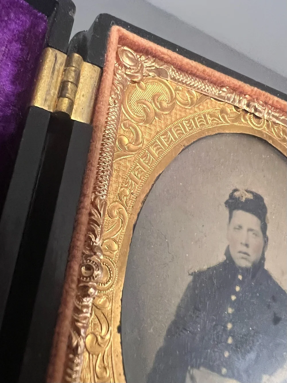 Antique Civil War Soldier W/ Sword Tintype Photo In Union Case Gutta Percha